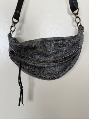POPPYSEEDS Black Leather Textured Leather Sling Bag